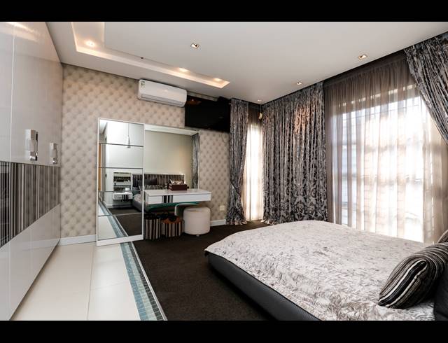 4 BEDROOM TOWNHOUSE FOR SALE IN ESSENWOOD